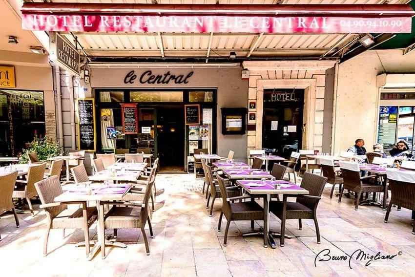 Hotel Restaurant Le Central Châteaurenard Exterior photo